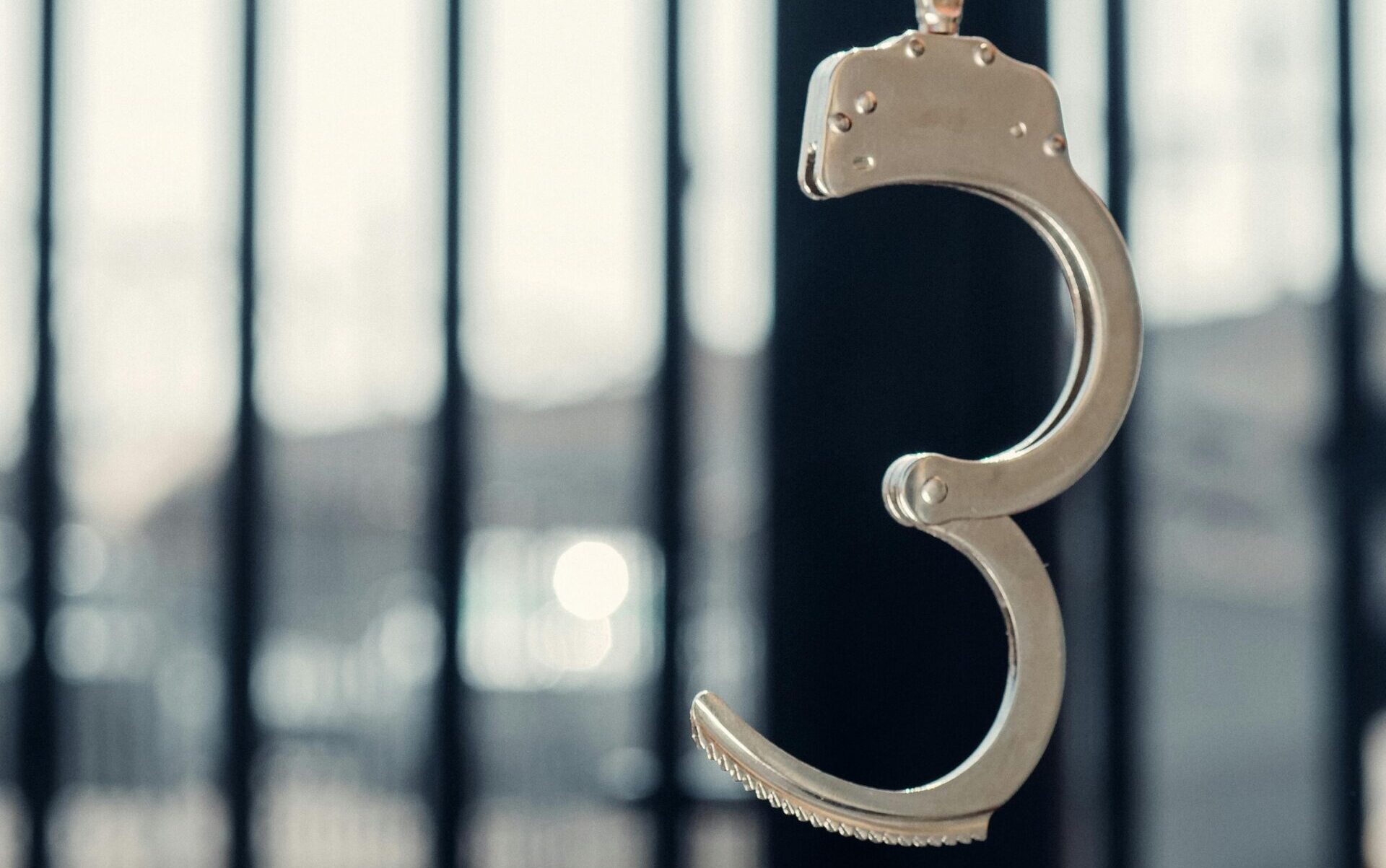 Otwarte kajdanki symbolizujące uniewinnienie niesłusznie oskarżonego o spowodowanie śmiertelnego wypadku drogowego