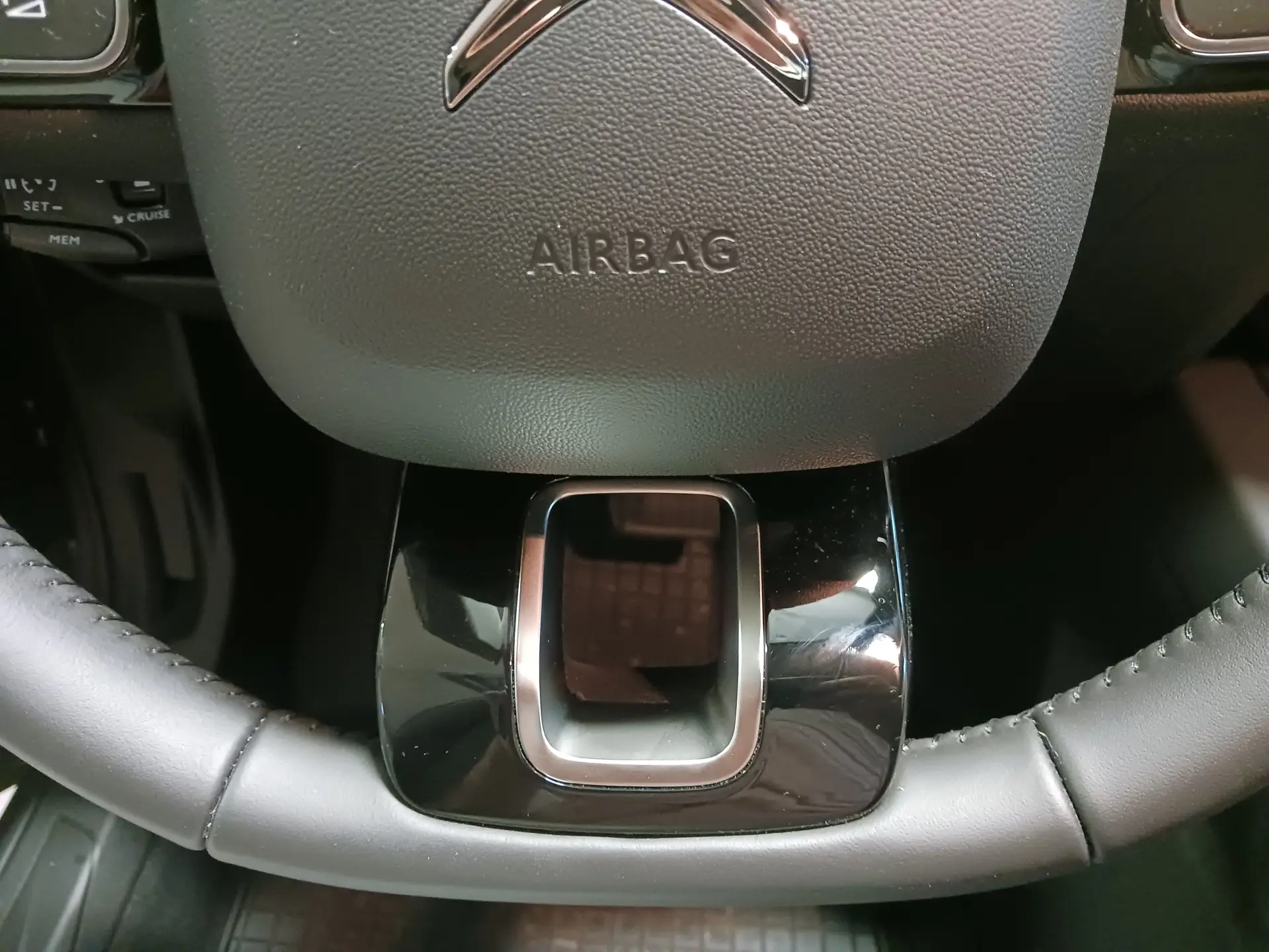 Jak działa poduszka powietrzna airbag?